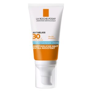 Sonnenschutzcreme in einer weißen Tube mit orangefarbenen Akzenten, für empfindliche Haut, SPF 30.