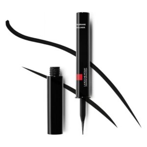 Schwarzer Flüssigeyeliner in einem langen, schlanken Flakon mit feiner Spitze und Deckel, Verpackung schwarz mit Markenlogo.