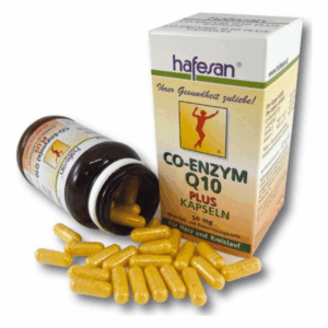 Eine geöffnete Flasche mit gelben Kapseln für Co-Enzym Q10 Plus neben einer Verpackung.