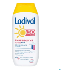 Flasche mit Ladival Sonnencreme für empfindliche Haut, Lichtschutzfaktor 30, wasserfest, ohne Duftstoffe.