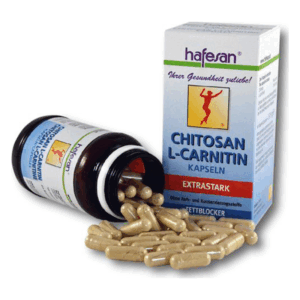 Öffne Flasche mit Chitosan L-Carnitin Kapseln, einige Kapseln liegen daneben, Verpackung in hellblau und orange.