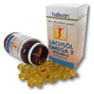 Braune Flasche mit Lachsöl Omega 3 Kapseln, daneben mehrere gelbe Kapseln und eine Verpackung.