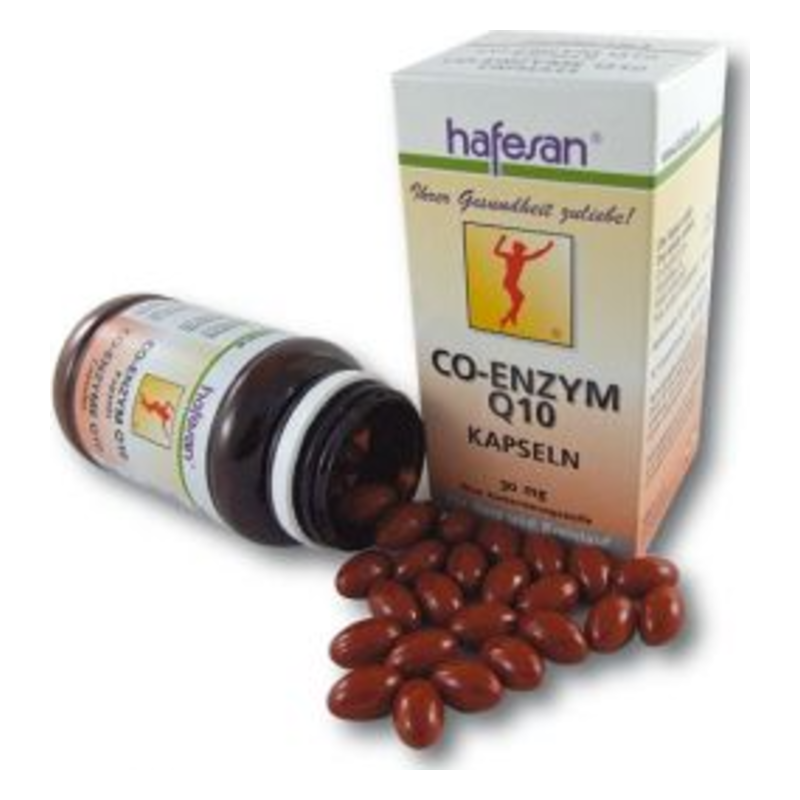 Braune Kapseln aus Co-Enzym Q10 liegen neben einer geöffneten Flasche und einer Verpackung.