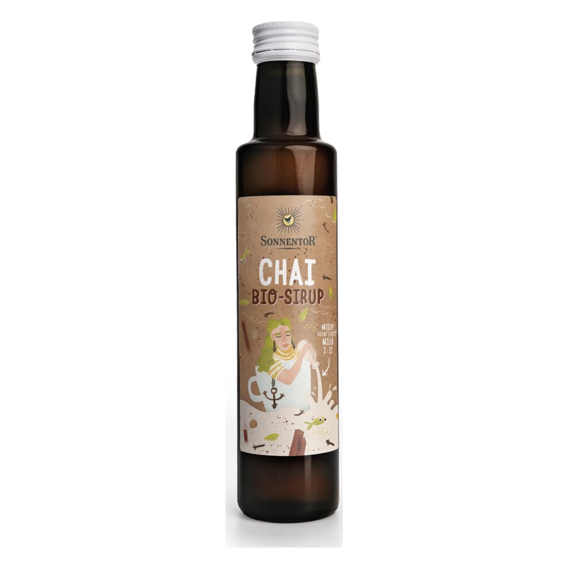 Flasche mit organic Chai-Sirup von Sonnentor, künstlerisches Etikett mit einer lächelnden Person und Teetasse.