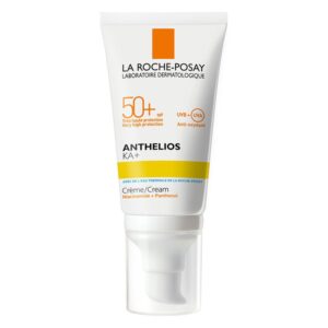 Sonnenschutzcreme in weißer Tube mit Pumpverschluss, bietet hohen UV-Schutz und enthält pflegende Inhaltsstoffe.