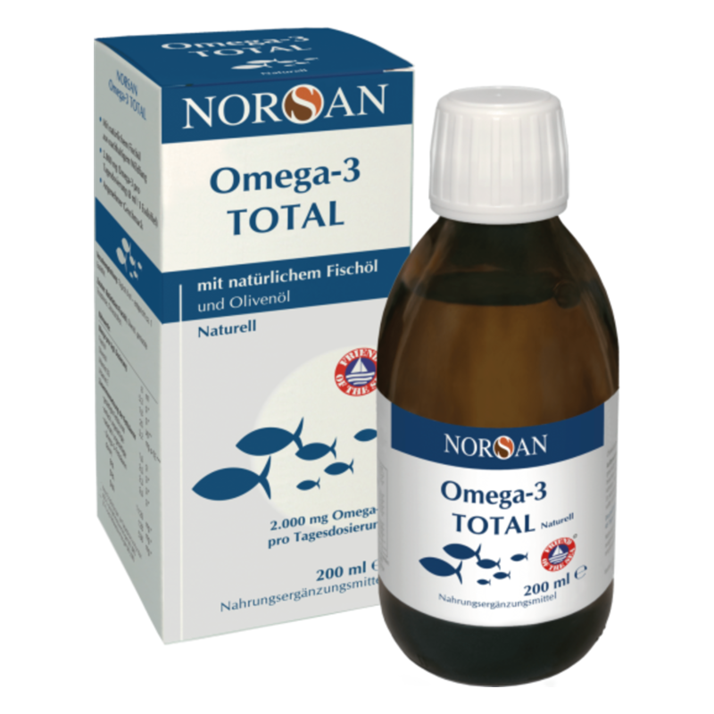 Naturölflasche mit Omega-3 TOTAL, ergänzt durch eine Verpackung mit blauer und weißer Gestaltung und Fischsymbolen.