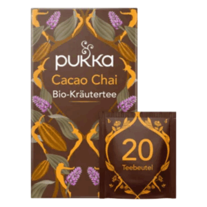 Verpackung von Pukka Cacao Chai Bio-Kräutertee mit bunten Pflanzenmotiven und einem Teebeutel in der Ecke.