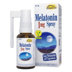 Melatonin Spray in einer braunen Glasflasche mit Sprühkopf, umgeben von einer Verpackung mit blauen und weißen Farbtönen.