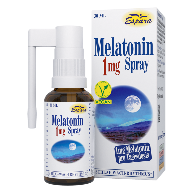 Melatonin Spray in einer braunen Glasflasche mit Sprühkopf, umgeben von einer Verpackung mit blauen und weißen Farbtönen.