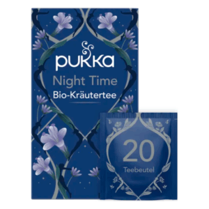 Verpackung von Pukka Night Time Bio-Kräutertee mit floralem Design und 20 Teebeuteln.