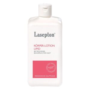 Weiße Flasche mit Lasepton Körper-Lotion, speziell für trockene Haut, mit einem praktischen Klappverschluss.