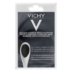 Verpackung einer klärenden Kohlenstoffmaske von Vichy, in einer weißen Tüte mit schwarzem Design.