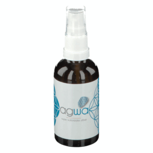 Braune Sprühflasche mit weißem Deckel und einem Etikett, das den text 'agwa super kolloidales silber' zeigt.