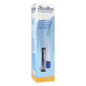 Verpackung eines Nasenspülsystems mit Spritze und Aufsatz, designed zur Linderung von Erkältungssymptomen.