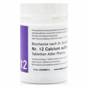 Weißes Pillenfläschchen mit lila Etikett, das Calcium sulfuricum Tabletten von Adler Pharma beschreibt.
