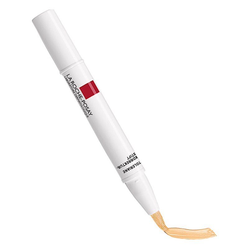 Korrekturstift in einem weißen Gehäuse mit rotem Label, die Spitze zeigt eine helle Farbe.