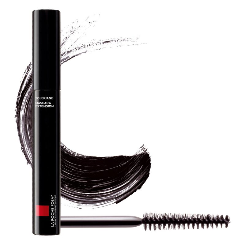 Schwarze Mascara mit runder Verpackung und Applikatorbürste, daneben ein Pinselstrich in schwarz.