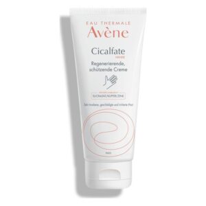 Eine Tube Cicalfate Handcreme von Avène, die regenerierende und schützende Eigenschaften hat.