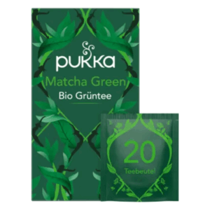 Verpackung von Pukka Matcha Green Bio Grüntee mit grafikverzierter Box und einem Teebeutel in der Ecke.