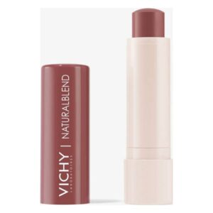 Hautfarbener Lippenstift in einem weißen Drehverschluss mit rotem Deckel und der Aufschrift "VICHY | NATURALBLEND".