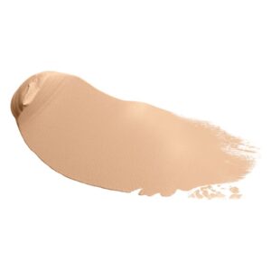 Ein cremiger, beiger Farbstrich von Make-up auf weißem Hintergrund, ideal zum Einblenden oder Mischen.