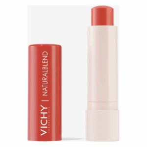 Ein roter Lippenbalsam in einer drehbaren Verpackung, daneben ein beige farbener Stick in ähnlicher Form.