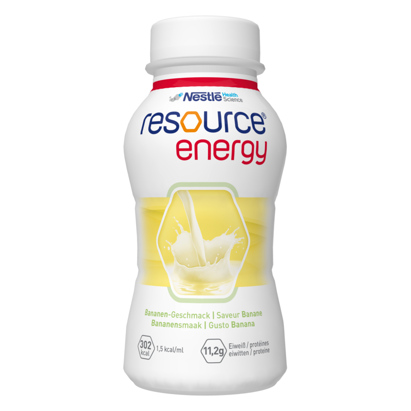 Flasche mit Resource Energy Getränk in Bananengeschmack. Weiße Flüssigkeit wird in den Behälter gegossen.