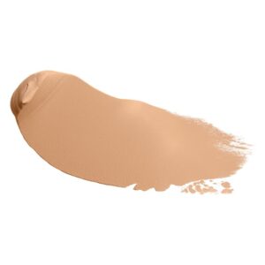 Cremefarbene Foundation in einer sanften Textur, auf einer weißen Oberfläche verteilt.