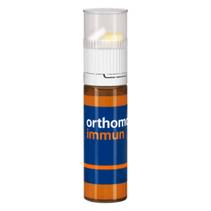 Transparente Sprühflasche mit weißem Sprühkopf, wattierter Kappe und orange-blauem Etikett mit der Aufschrift "orthomol immun".