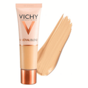 Vichy Mineral Blend Make-up-Tube in hellem Beigeton mit einem swatch daneben.