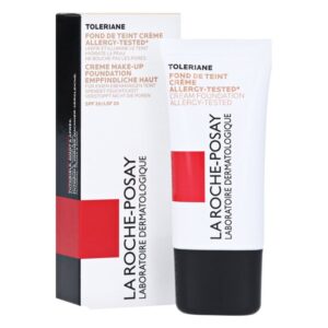 Verpackung und Tube einer allergietesteten, feuchtigkeitsspendenden Foundation in einer Weiß- und Rotkombination.