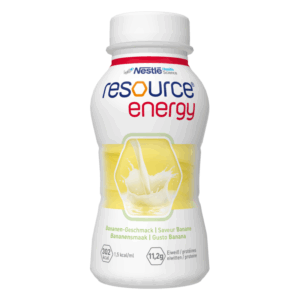 Flasche mit Resource Energy Getränk in Bananengeschmack. Weiße Flüssigkeit wird in den Behälter gegossen.