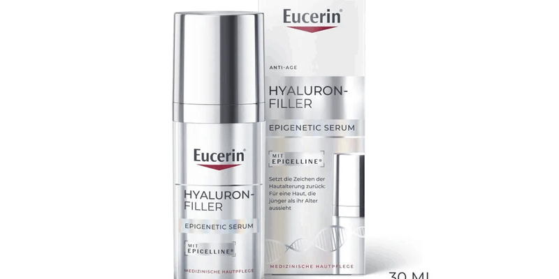 Eucerin Hyaluron-Filler Epigenetic Serum in einem silbernen Pumpflakon mit einem Produktbeschreibung auf der Verpackung.