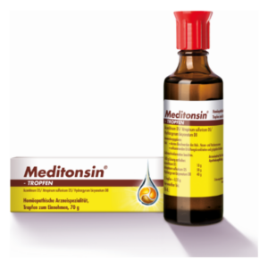 Braune Glasflasche mit rotem Verschluss, daneben eine Verpackung für homöopathische Tropfen von Meditonin, beide mit Informationen.