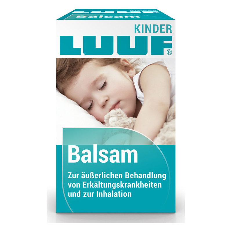 Verpackung des Kinder LUUF Balsams zur äußeren Behandlung von Erkältungen mit schlafendem Kind im Hintergrund.