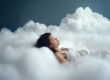 Frau in einem weißen Kleid, die entspannt auf weichen, grauen Wolken liegt, mit geschlossenen Augen und einem friedlichen Ausdruck.