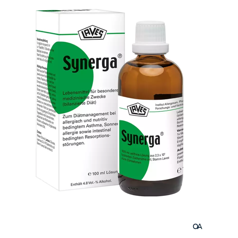 Braune Flasche mit weißer Kappe und grün-weißer Verpackung für das Produkt Synerga, diätetisches Lebensmittel.