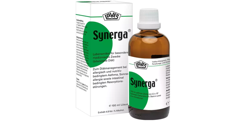 Braune Flasche mit weißer Kappe und grün-weißer Verpackung für das Produkt Synerga, diätetisches Lebensmittel.
