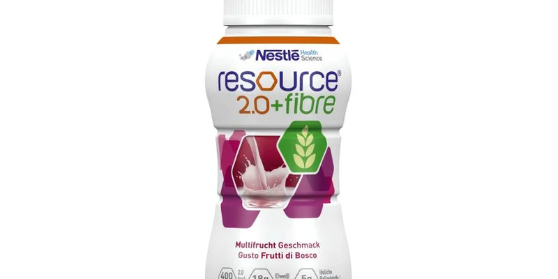 Plastikflasche mit Multifrucht-Geschmack, enthält Proteine und Ballaststoffe, von Nestlé Health Science.