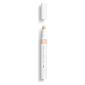 Ein heller Concealer-Stift mit pinkem Applikator und weißem Gehäuse, unverschlossen.
