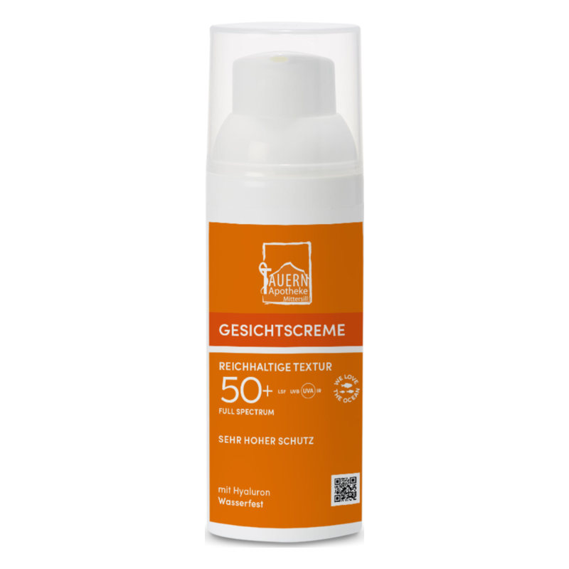 Gesichtscreme in einem weißen Pumpbehälter mit orangefarbener Beschriftung und Angaben zu Lichtschutzfaktor 50+ und wasserfest.