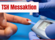 Ein Finger mit blutiger Teststelle erhält einen Teststreifen für eine TSH-Messung, um den Gesundheitsstatus zu überprüfen.