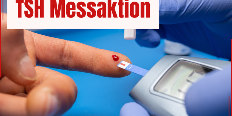 TSH_Messaktion.png Ein Finger mit blutiger Teststelle erhält einen Teststreifen für eine TSH-Messung, um den Gesundheitsstatus zu überprüfen.