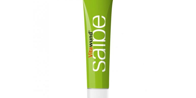 Grüne Tube mit der Aufschrift "Vitawund Salbe", die für die Hautpflege verwendet wird.