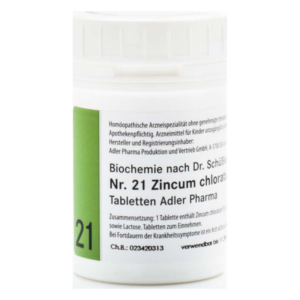 Weißes Fläschchen mit grüner Etikette, enthält homöopathische Zink-Tabletten von Adler Pharma.