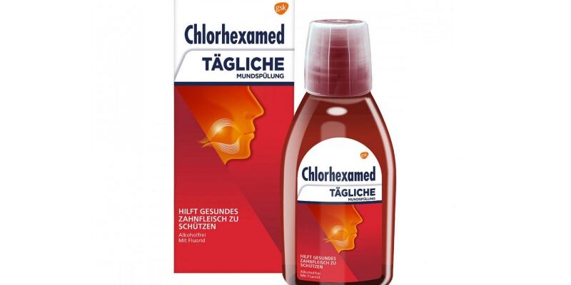 Chlorhexamed tägliche Mundspülung in einer roten Flasche mit Kunststoffverschluss und Kartonverpackung im Hintergrund.