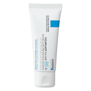 Weißer Tubenbehälter mit blauer und schwarzer Schrift, beschreibt einen beruhigenden Balsam von La Roche-Posay.