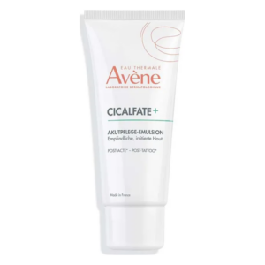 CICALFATE+ Emulsion für empfindliche, irritierte Haut in einer weißen Tube mit grünem und orangenem Schriftzug.