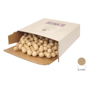 Offene Verpackung mit vielen kleinen, unlackierten Holzkugeln (6 mm Durchmesser) in einem Karton.