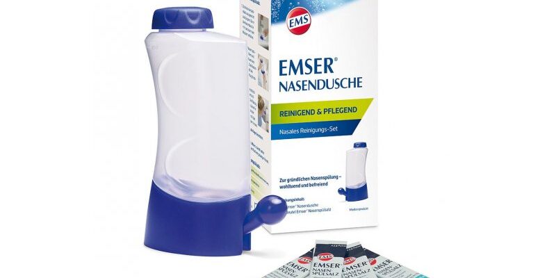 Emser-Nasendusche.jpg Nasendusche von EMS mit blauer Schraubkappe und Verpackung, enthält zusätzliche Spülbeutel für die Anwendung.